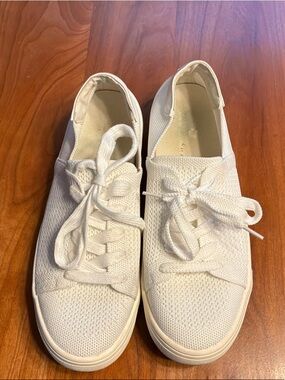 Tommy Bahama Cream Knit Lace-Up Sneakers